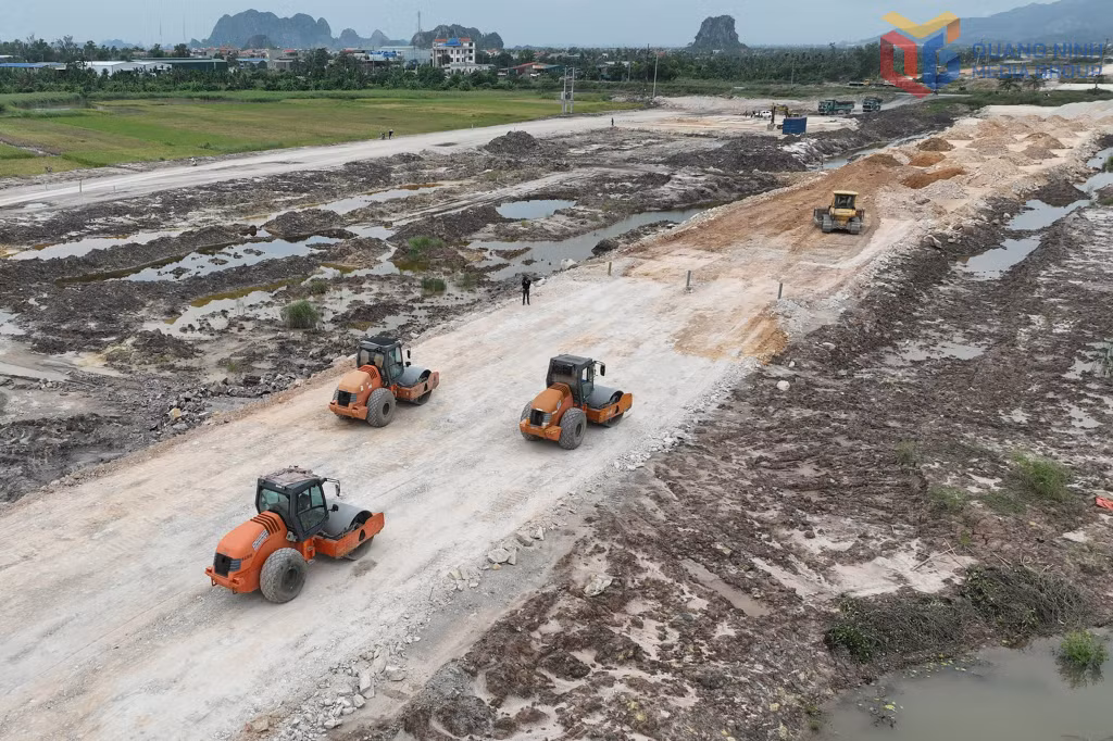 Thi công xử lý nền đường tại gói thầu số 8 đoạn qua phường Yên Tử.