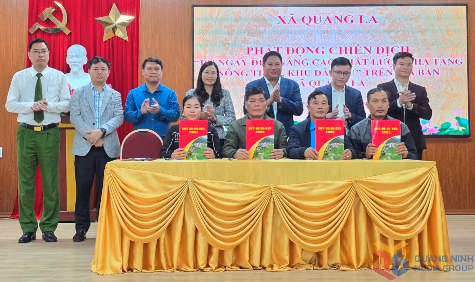 Đại diện các thôn của xã Quảng La ký cam kết thi đua hưởng ứng chiến dịch “100 ngày đêm nâng cấp chất lượng đô thị, hạ tầng khu dân cư” trên địa bàn xã, tháng 11/2025.