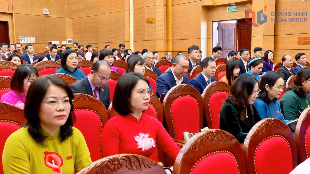 Các đại biểu tham dự kỳ họp.