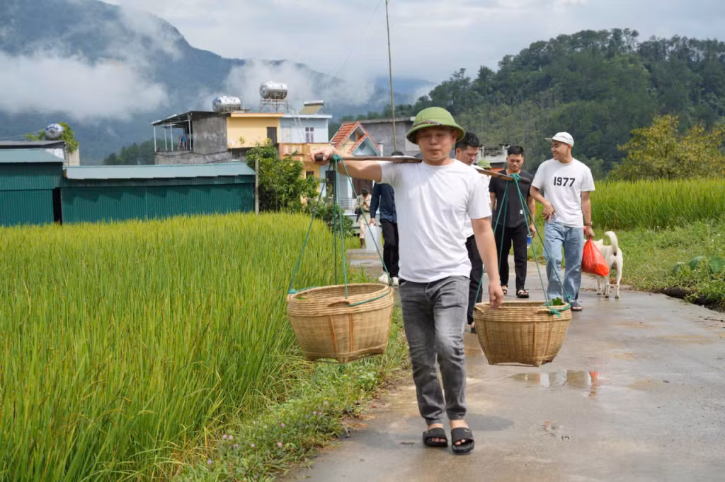 Phù rể gánh sính lễ đến nhà mẹ nhận.