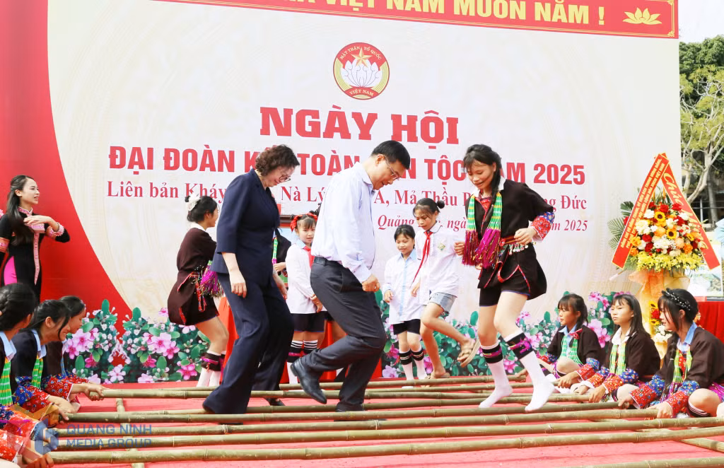 Không chỉ cổ vũ, các đồng chí lãnh đạo còn trực tiếp hoà mình vào không khí lễ hội rộn ràng của bà con nhân dân trong Ngày hội Đại đoàn kết. Trong ảnh: Phó Chủ tịch Quốc hội Vũ Hồng Thanh tham gia nhảy sạp cùng bà con nhân dân xã Quảng Đức.