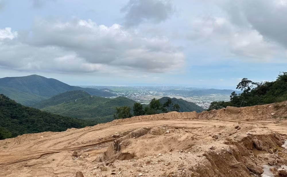 Từ trên trang trại nhìn xuống vùng hạ du. Ảnh: Duy Tuấn