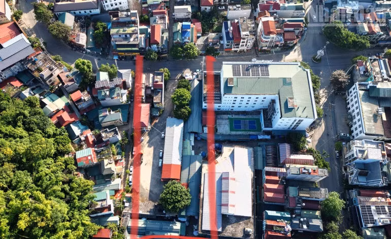 Trung tâm Đăng kiểm xe cơ giới, Công ty cổ phần Đăng kiểm cơ giới thủy bộ Sơn La (mã số 2602D) đã hết thời hạn thuê đất từ tháng 6/2020, nằm sát chợ, khu vực có trường học và các cơ quan, đơn vị.