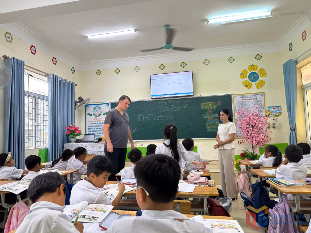 Học sinh Trường THCS Minh Châu, đặc khu Vân Đồn, học tiếng Anh với người nước ngoài.