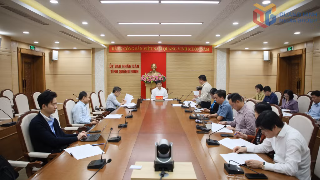 Đồng chí Nguyễn Văn Công, Phó Chủ tịch UBND tỉnh chủ trì cuộc họp.