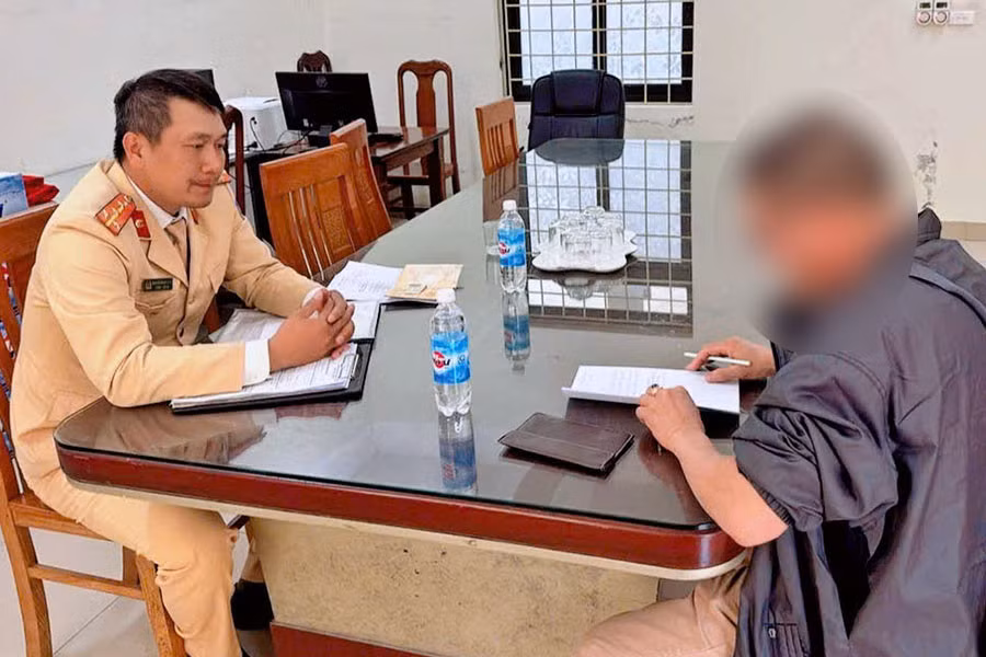 Tài xế không nhường đường cho xe ưu tiên trên cầu Vĩnh Tuy bị xử phạt. Ảnh: Công an cung cấp