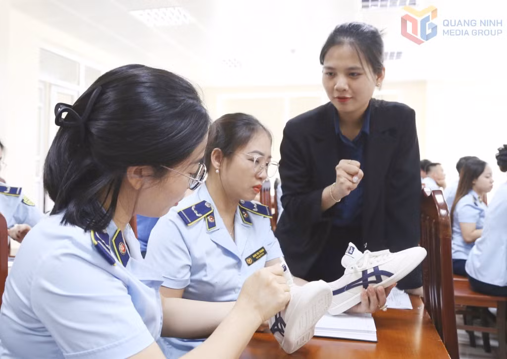 Cán bộ QLTT được hướng dẫn cách phân biệt giày thể thao Asics chính hãng trong buổi tập huấn do Chi cục QLTT tỉnh tổ chức ngày 12/9/2025. (Ảnh: Phạm Tăng)