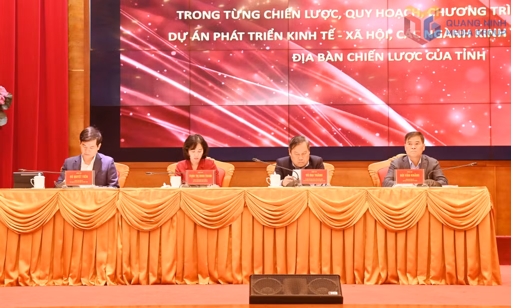 Đồng chí Bí thư Tỉnh ủy và các đồng chí Phó Bí thư Tỉnh ủy điều hành hội nghị.
