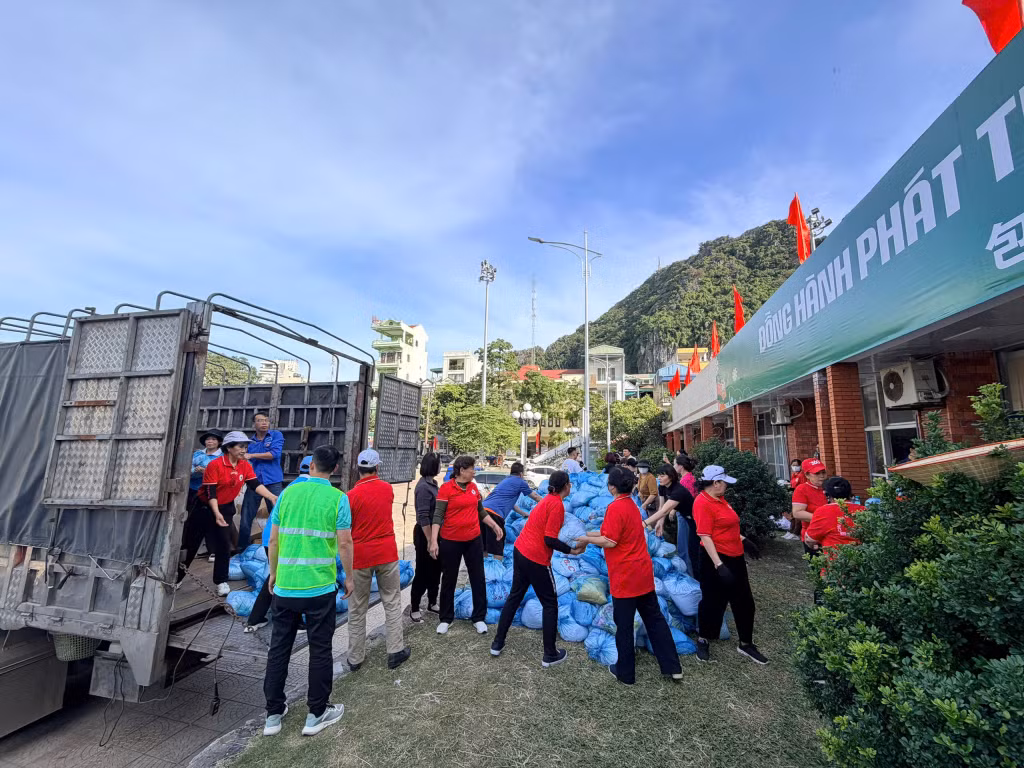 Hàng hoá được tập kết sẵn sàng vận chuyển tới tay nhân dân bị ảnh hưởng bởi thiên tai.