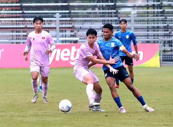U17 Việt Nam (áo hồng) thắng đậm Campuchia - Ảnh: VFF