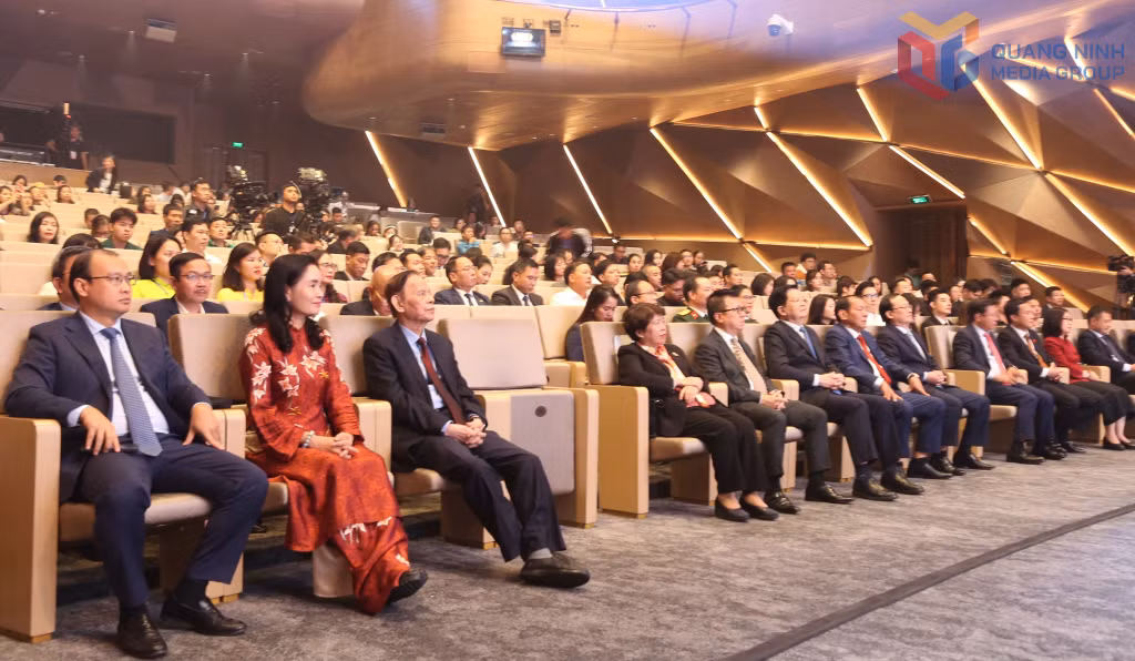 Phó Thủ tướng Mai Văn Chính cùng các đại biểu dự lễ trao giải