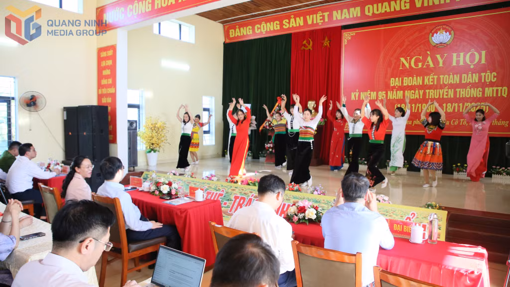 Nhân dân khu 3, đặc khu Cô Tô biểu diễn các tiết mục văn nghệ đặc sắc tại ngày hội Đại đoàn kết toàn dân tộc năm 2025.