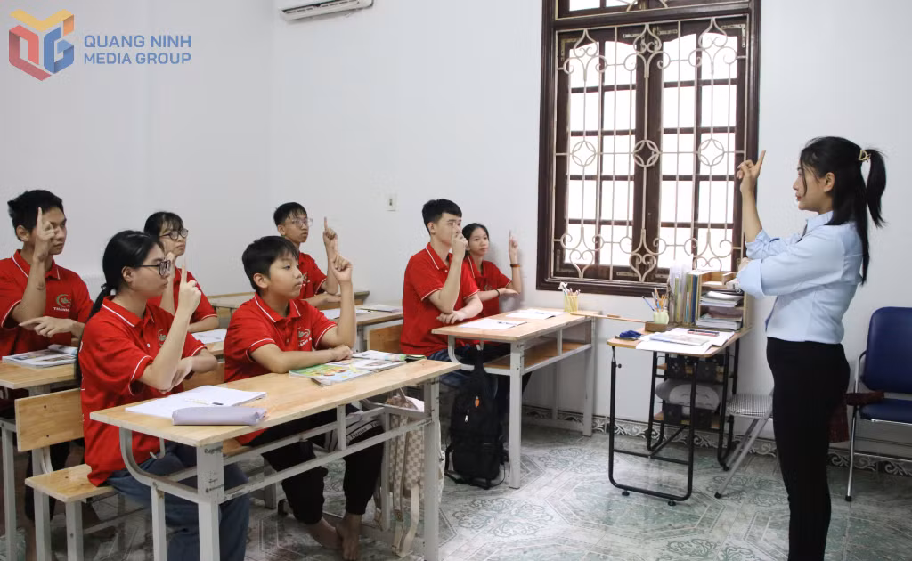 Lớp học ngôn ngữ ký hiệu tại Trung tâm Công tác xã hội Thành An.