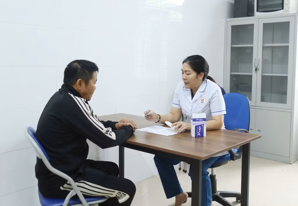 Nhân viên y tế trạm y tế phường Móng Cái 2 phát thuốc cho người dân.
