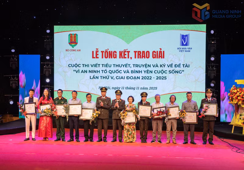 Đại tá Trần Cao Kiều, Phó Cục trưởng Cục Truyền thông CAND, Giám đốc - Tổng biên tập Nhà xuất bản CAND và Thiếu tướng Phạm Khải, Phó Cục trưởng Cục Truyền thông CAND, Tổng biên tập Báo CAND trao Giải C cho các tác giả.