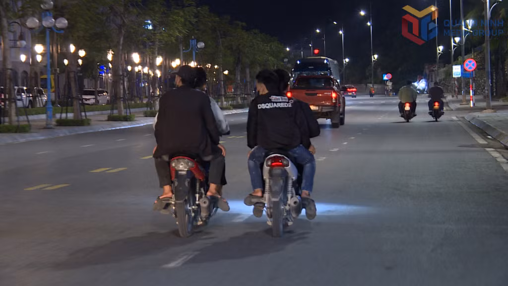 Thanh thiếu niên điều khiển xe không biển số, không đội mũ bảo hiểm trên đường Hạ Long (phường Bãi Cháy).