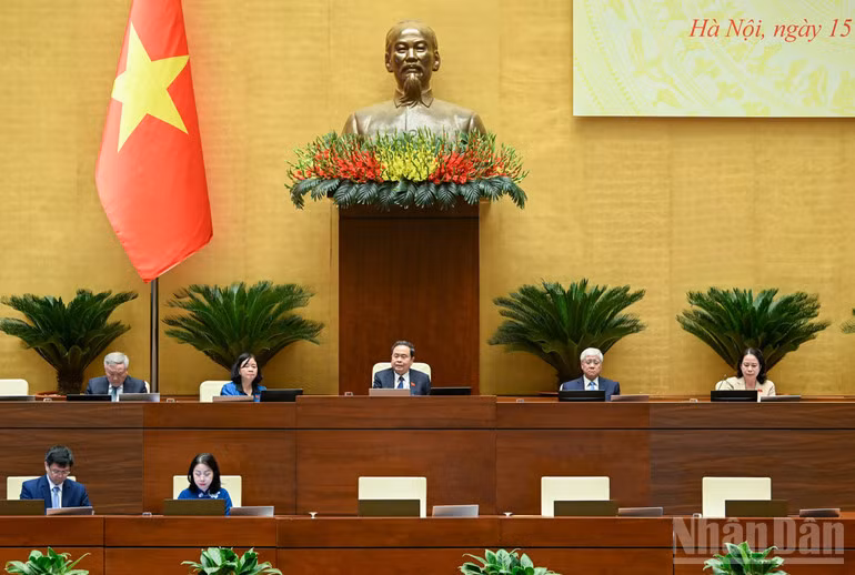 Đoàn Chủ tịch tại hội nghị. (Ảnh: DUY LINH)
