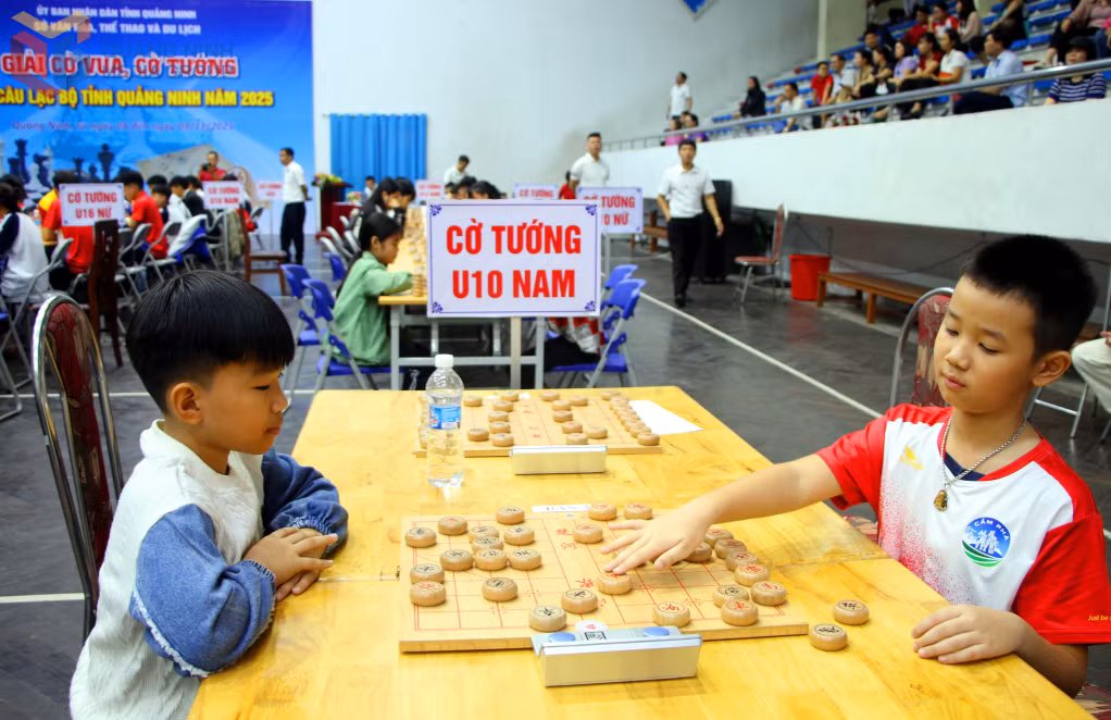 Ngay sau lễ khai mạc, các VĐV cờ tướng ở bảng U10 nam và các bảng khác của nội dung cờ tướng bước vào thi đấu.