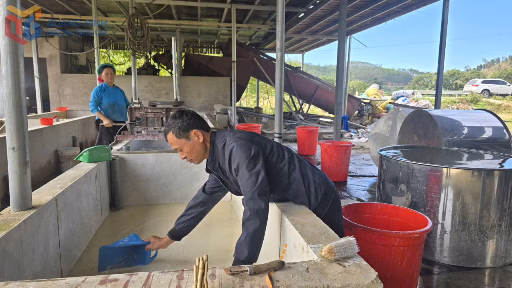 Kinh tế gia đình anh Trần A Chiu, thôn Nà Ếch, xã Bình Liêu ngày càng khấm khá hơn nhờ giao thương thuận lợi.