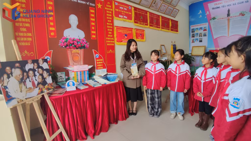 Học sinh tiểu học thuộc xã Đầm Hà, tỉnh Quảng Ninh nghe cô giáo kể chuyện về Bác Hồ.