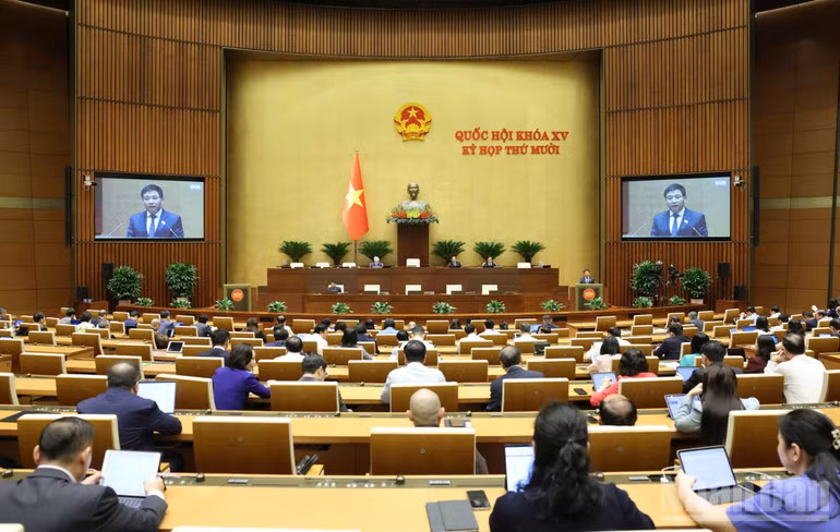 Quang cảnh phiên họp sáng 17/11. (Ảnh: DUY LINH)