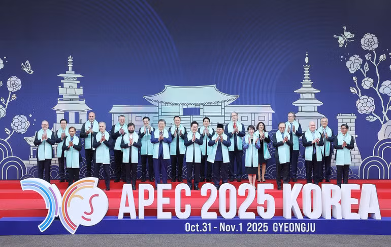 Chủ tịch nước Lương Cường và lãnh đạo các nền kinh tế APEC chụp ảnh chung. (Ảnh: LÂM KHÁNH/TTXVN)