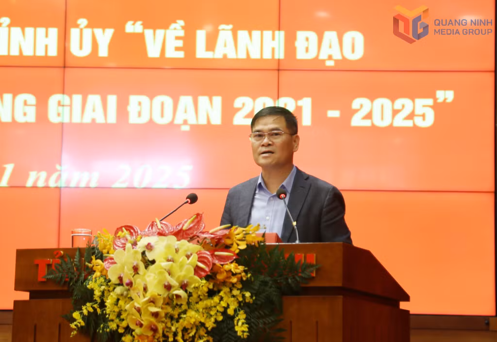 Đồng chí Bùi Văn Khắng, Phó Bí thư Tỉnh ủy, Chủ tịch UBND tỉnh điều hành phần thảo luận tại hội trường.