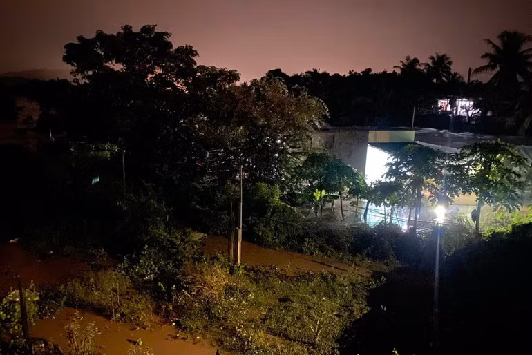 Nước tràn vào các khu dân cư. (Ảnh: Người dân cung cấp)