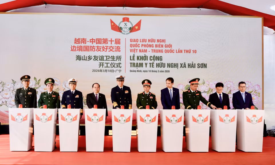 Sau lễ đón tại Cửa khẩu quốc tế Móng Cái, Đoàn công tác hai nước dự lễ khởi công Trạm Y tế hữu nghị xã Hải Sơn, tỉnh Quảng Ninh.