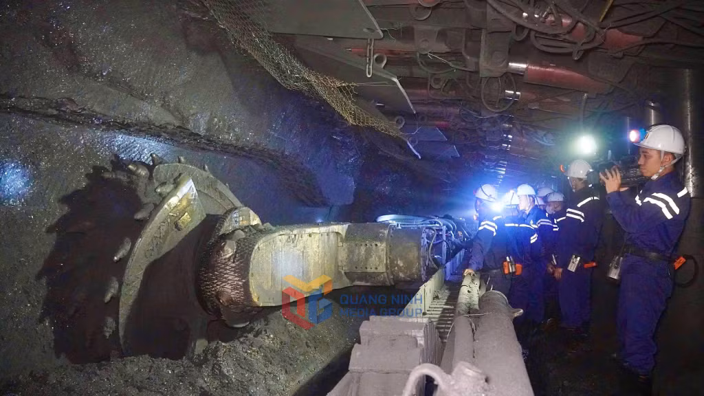 Công trình chuyển diện và đưa vào khai thác lò chợ Cơ giới hóa 7-7, khu I, vỉa 7 của Đoàn Thanh niên Công ty CP Than Hà Lầm.