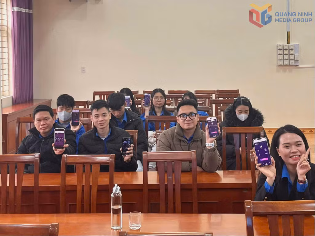 Đoàn Thanh niên phường Cao Xanh cài ứng dụng ISPEED để triển khai đo tốc độ mạng di động băng rộng tại tất cả các khu phố trên địa bàn thành phố.