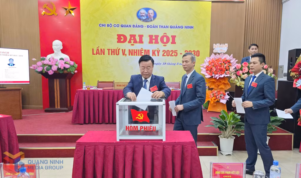 Đại hội tiến hành bầu Chi ủy, Bí thư, Phó bí thư Chi bộ cơ quan Đảng - Đoàn than Quảng Ninh nhiệm kỳ 2020 - 2025 và Đại biểu đi dự Đại hội Đảng bộ cấp trên.