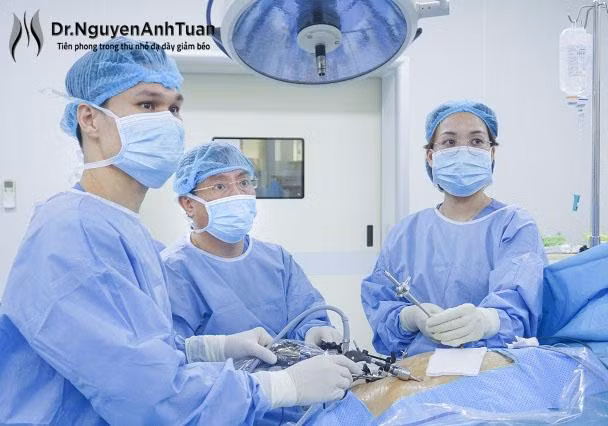 PGS.TS.BS Nguyễn Anh Tuấn đang thực hiện một ca thu nhỏ dạ dày giảm béo
