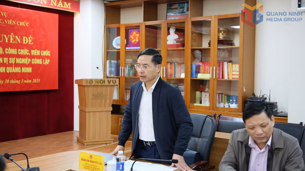 Đồng chí Phạm Đức Ấn, Phó Bí thư Tỉnh ủy, Chủ tịch UBND tỉnh, Bí thư Đảng ủy UBND tỉnh phát biểu tại buổi sinh hoạt chi bộ chuyên đề.