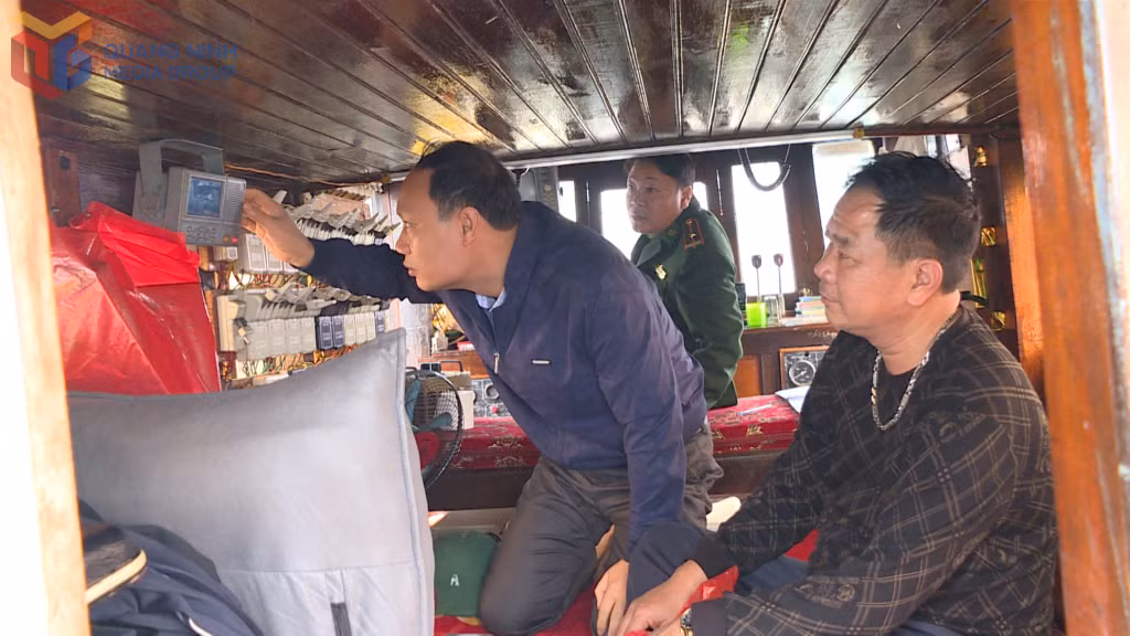 Đại diện Văn phòng đại diện thanh tra, kiểm tra, kiểm soát nghề cá của tỉnh&nbsp;kiểm tra thiết bị giám sát hành trình của tàu cá trước khi xuất bến.