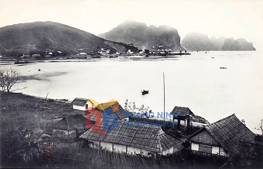 1920-1925 – Hòn Gai, nhìn từ đảo Buisson (Ile aux Buissons = đảo Bụi rậm tức Bãi Cháy ngày nay). Ảnh: Pierre Dieulefils