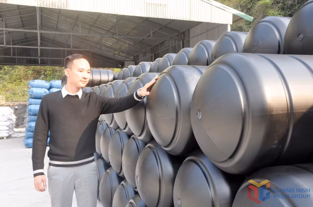 Anh Nguyễn Hữu Hoàng với sản phẩm phao HDPE to do Công ty sản xuất. Ảnh: Phan Hằng.