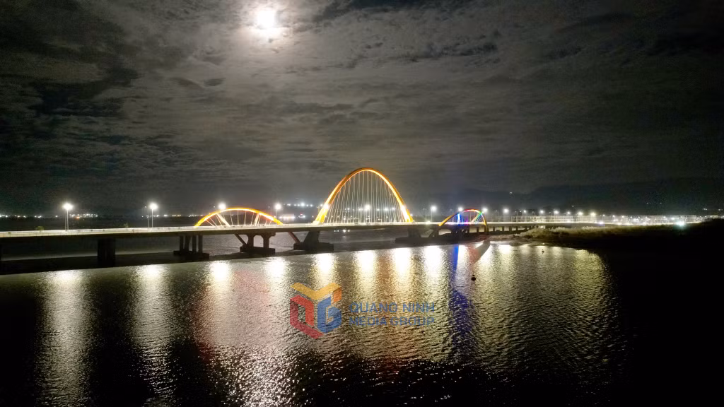 Cầu Bình Minh lung linh trong ánh đèn đêm