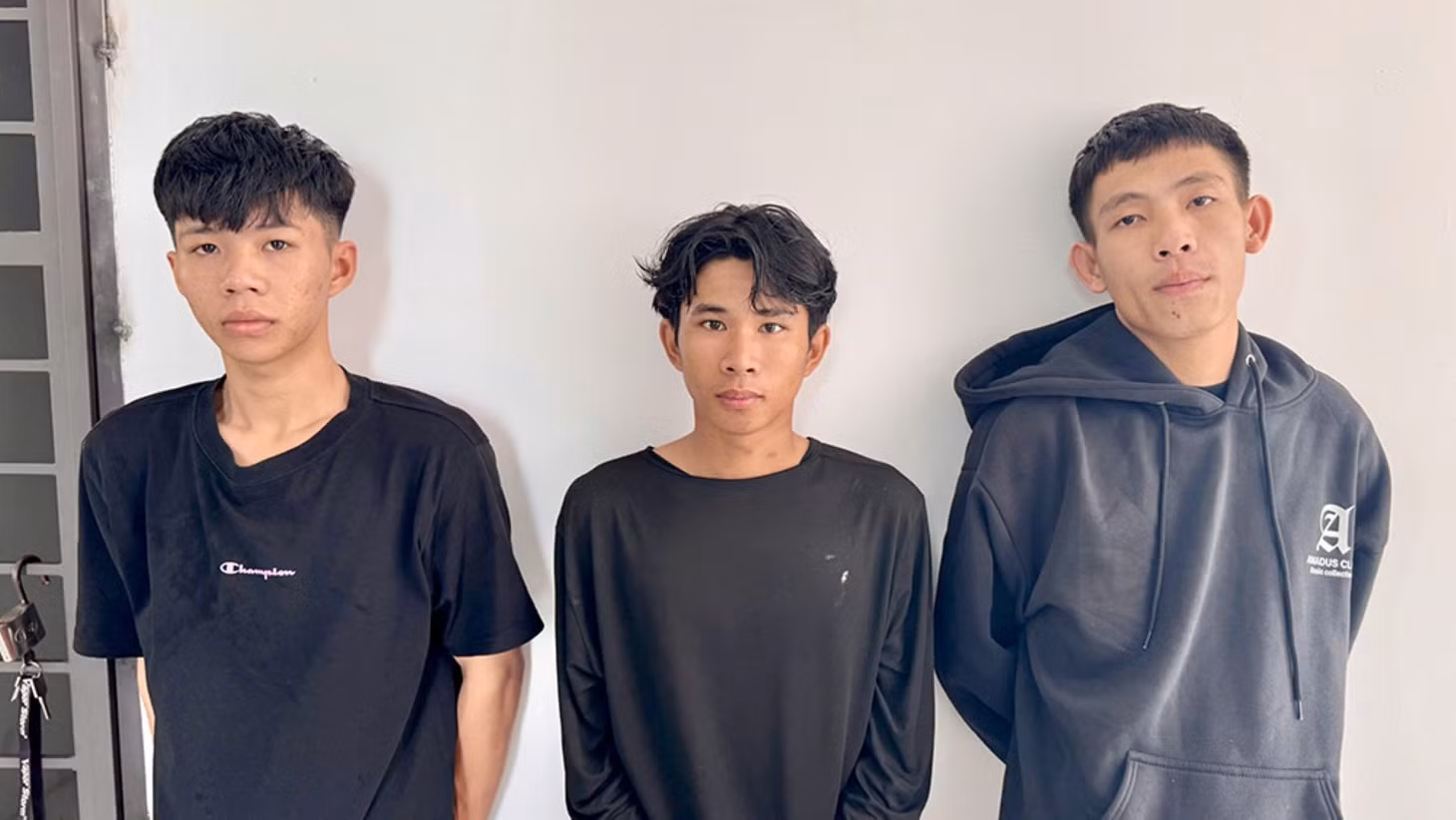 Ba đối tượng liên quan đến vụ mang hung khí giải quyết mâu thuẫn cá nhân. Trong ảnh (từ trái sang): Võ Minh Khôi, Đặng Văn Kiệt, Trần Tuấn Kiệt. Ảnh: Công an tỉnh An Giang