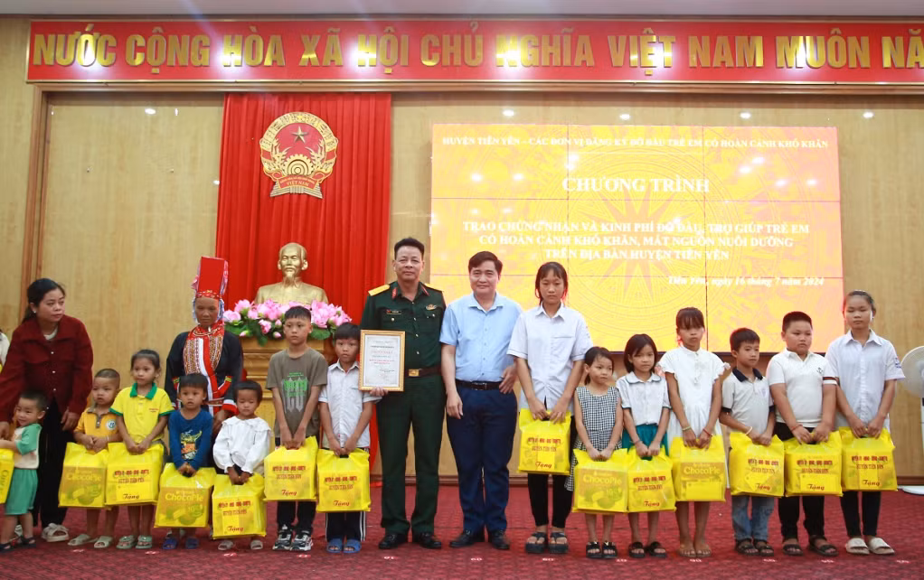 Đại diện Công ty Đông Bắc trao kinh phí hỗ trợ đỡ đầu trẻ em có hoàn cảnh khó khăn trên địa bàn huyện Tiên Yên (tháng 7/2024). Ảnh: Trần Hoàn (CTV)