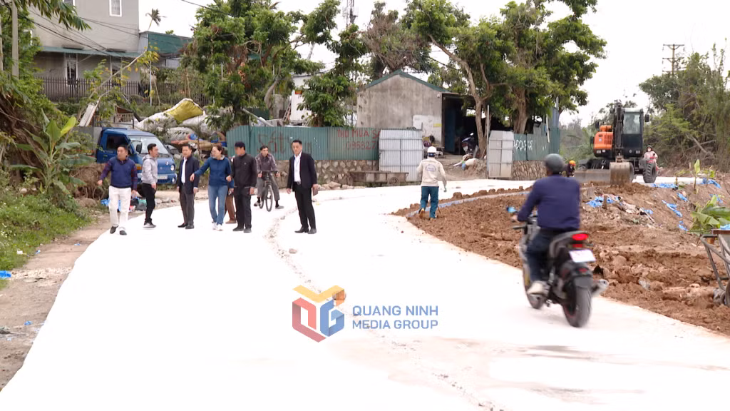 Lãnh đạo phường Tuần Châu cùng đại diện đơn vị thi công, khu phố kiểm tra việc thi công tuyến đường.