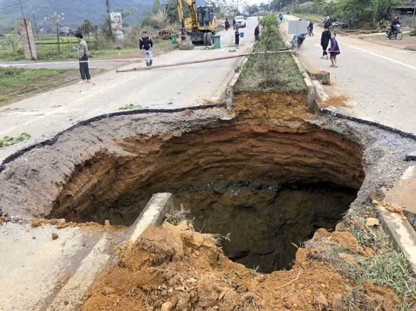 ''Hố tử thần'' nằm giữa dải phân cách quốc lộ 3B (hình ảnh được chụp vào buổi chiều). Ảnh: Phương Thảo