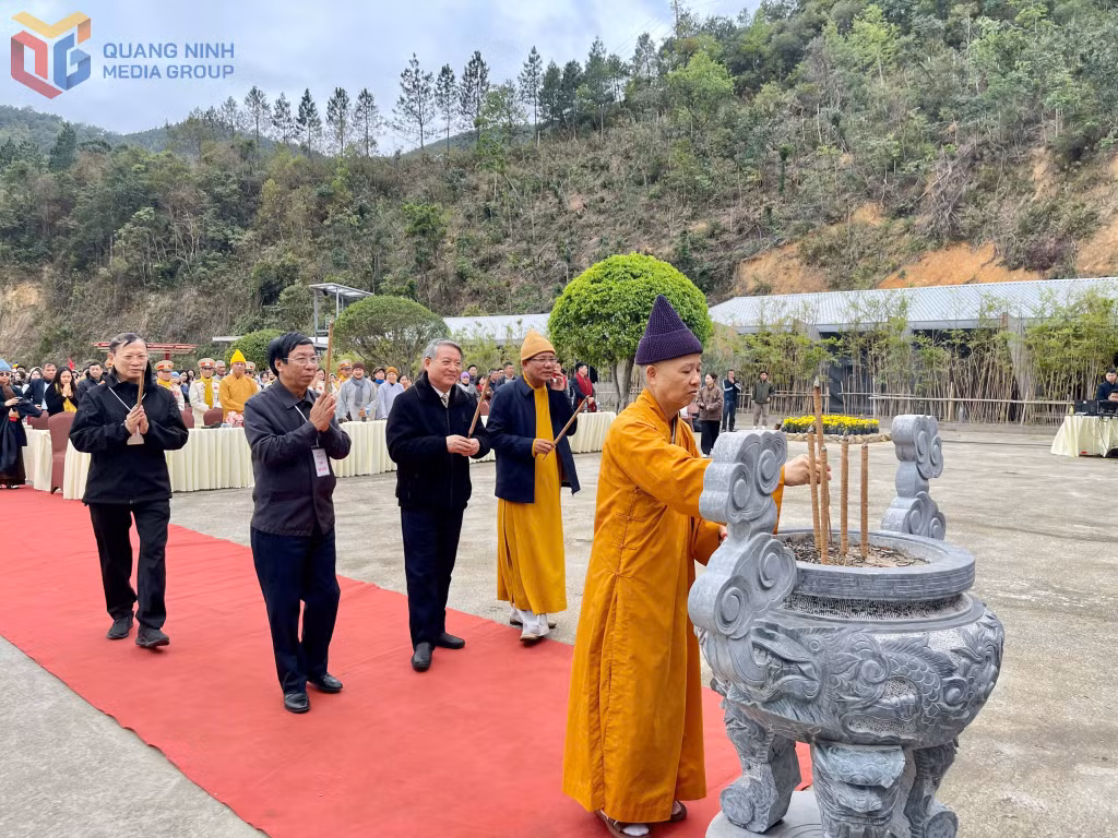 Tăng ni, Phật tử và đại biểu thực hiện nghi lễ dâng hương tưởng niệm.