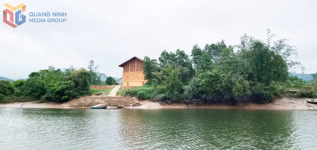 Khu bảo tồn văn hoá người Dao ngay bên bờ sông Ba Chẽ.