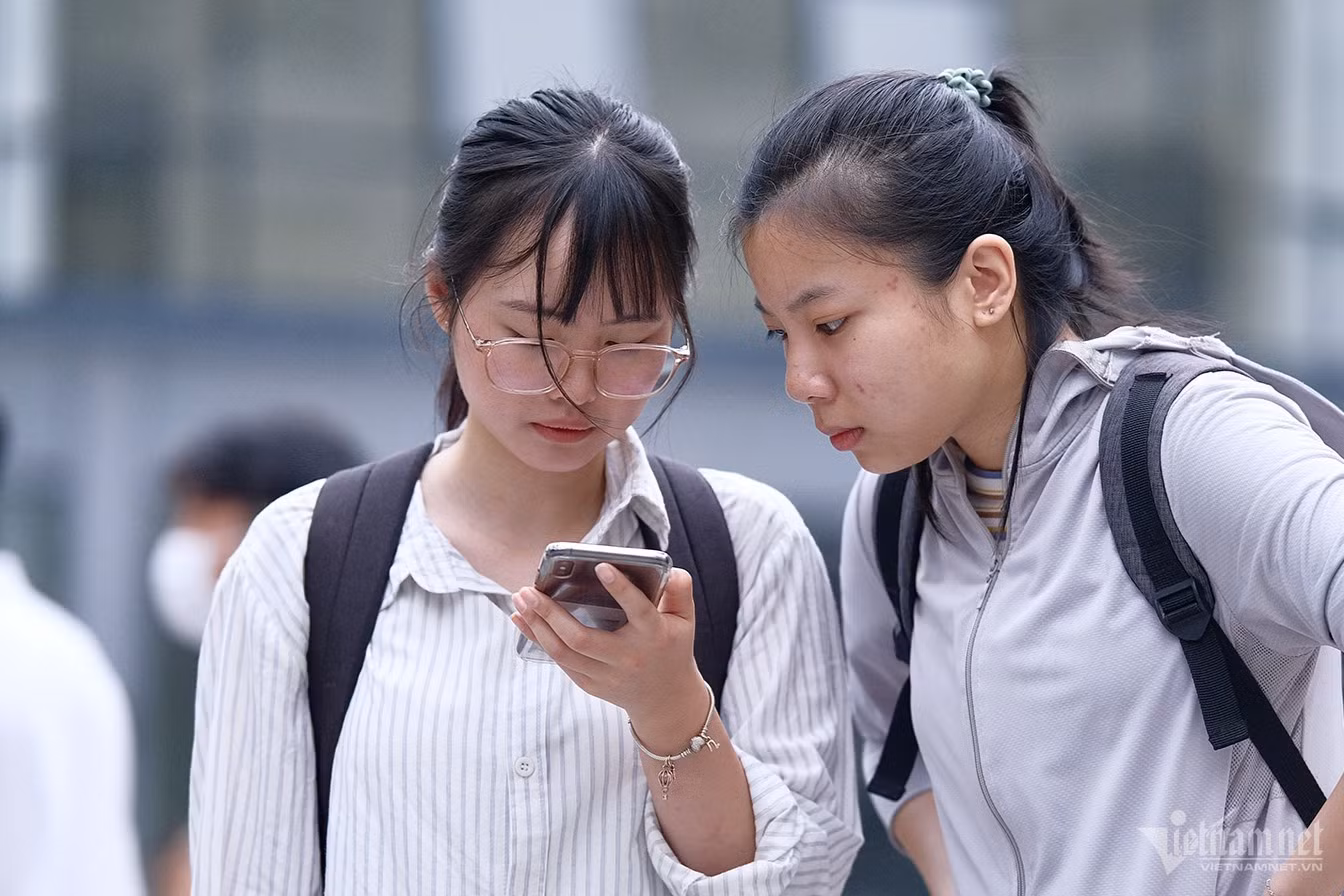 Kỳ thi tốt nghiệp THPT năm 2025, thí sinh không được mang Atlat Địa lý vào phòng thi. Ảnh minh họa.