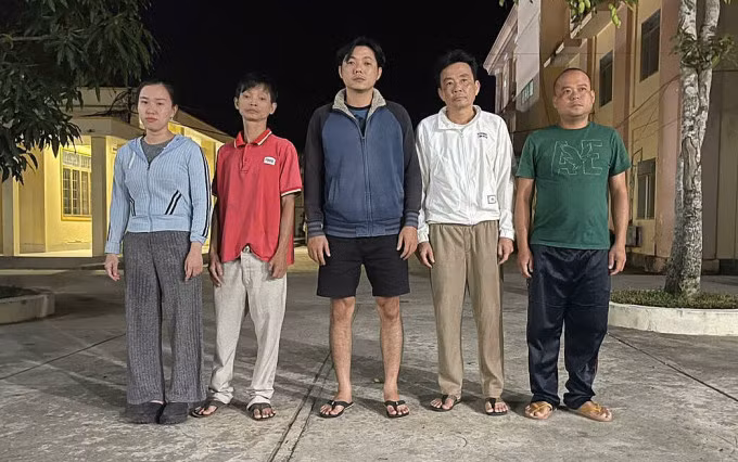 Nguyễn Đăng Khoa (thứ hai bên phải) cùng nhóm điều hành trang web cá độ bóng đá. Ảnh: Hoàng Đô