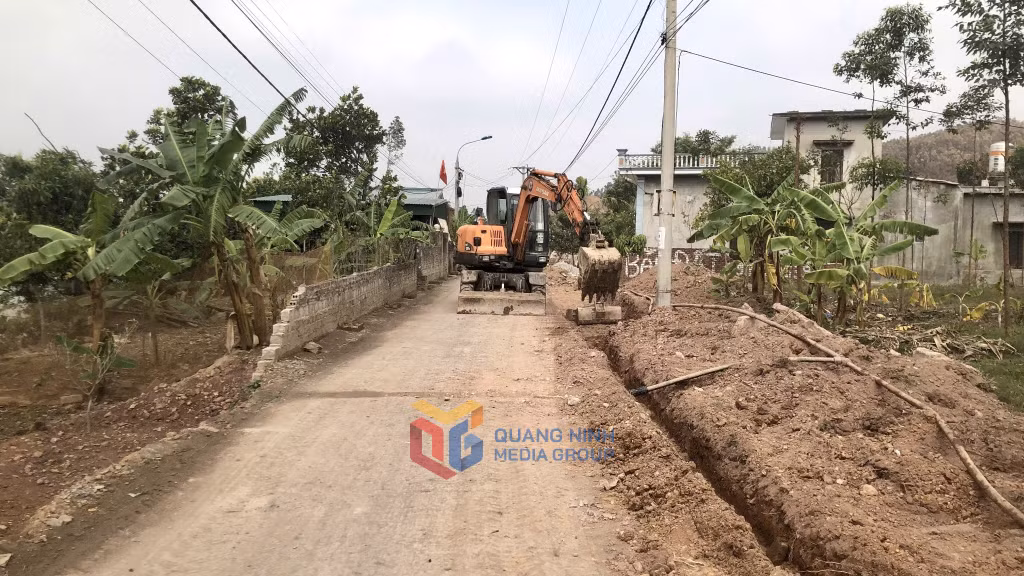 500m đường trục xã Nguyễn Huệ, đoạn từ cống Đống Mả đến trụ sở UBND xã Kênh Giang cũ, đang trong giai đoạn nâng cấp, cải tạo.