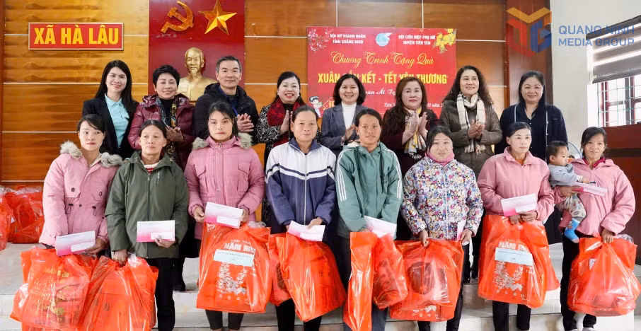 Hội Nữ doanh nhân nữ tỉnh tặng quà cho phụ nữ có hoàn cảnh khó khăn tại xã Hà Lâu (huyện Tiên Yên) dịp Tết Nguyên đán Ất Tỵ 2025.