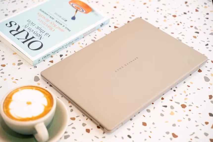 Khung máy của Zenbook A14 được làm hoàn toàn bằng chất liệu nhôm gốm siêu nhẹ của Asus.