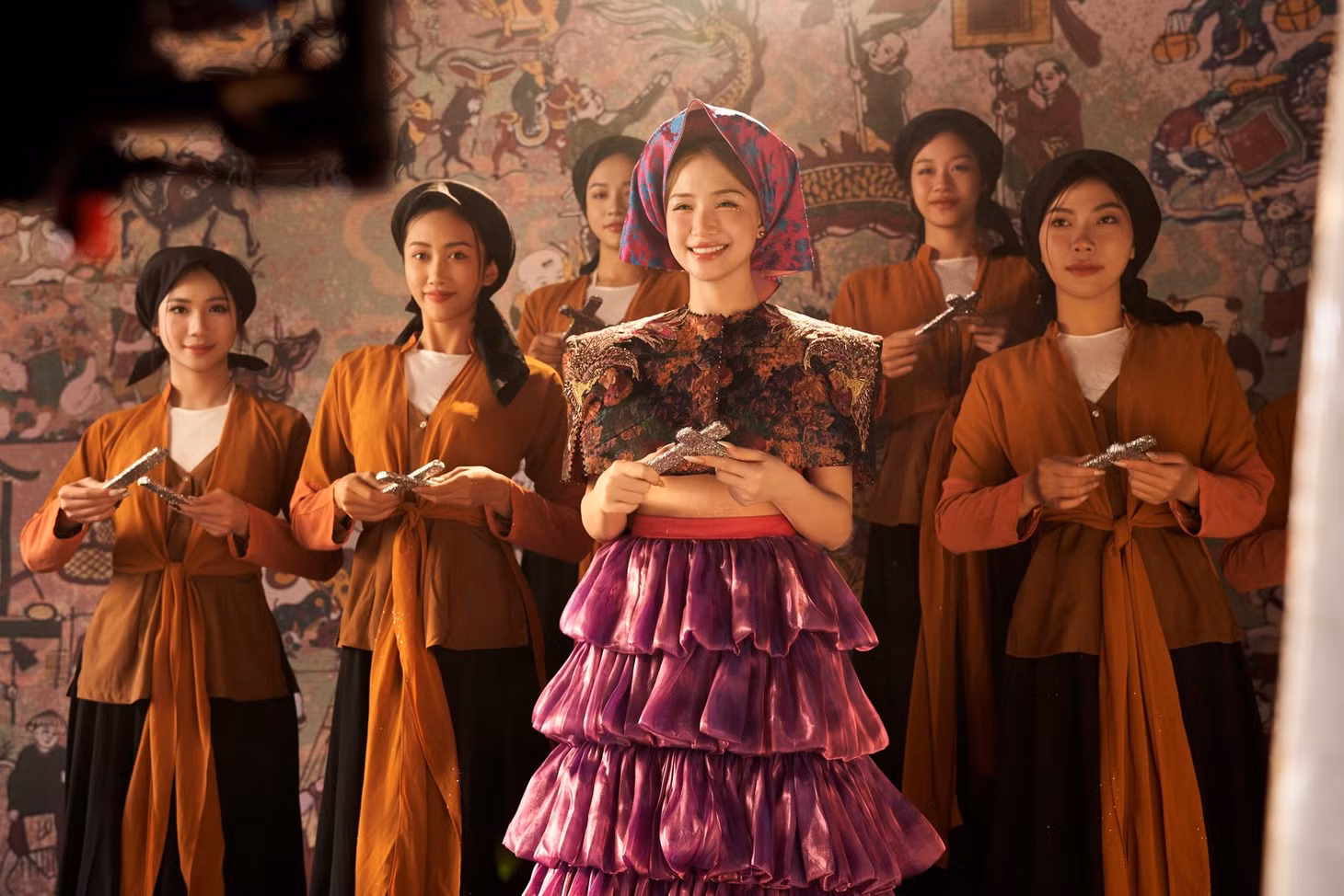 Tranh Đông Hồ xuất hiện trong bối cảnh MV “Bắc Bling.” (Ảnh: CTV/Vietnam+)